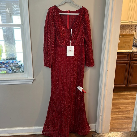 NWT Mac Duggal Embroidered Long Sleeve Red Trumpet Gown 20271 - Picture 4 of 11